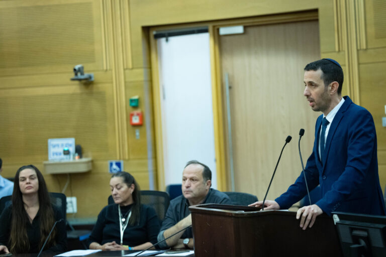איבון דנגורי ותמר תשובה, שהשתתפו בסרטון של 'דין וצדק', לצד ח"כ קלנר במסיבת העיתונאים בה הציג את חוק ועדת החקירה הפוליטית (צילום: יונתן זינדל/פלאש90)