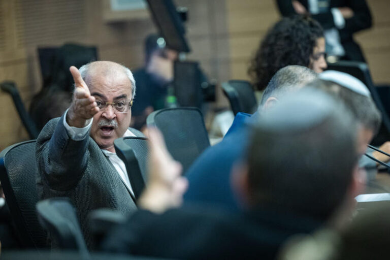 ח"כ אחמד טיבי מתפרץ בדיון (צילום: יונתן זינדל/פלאש90)