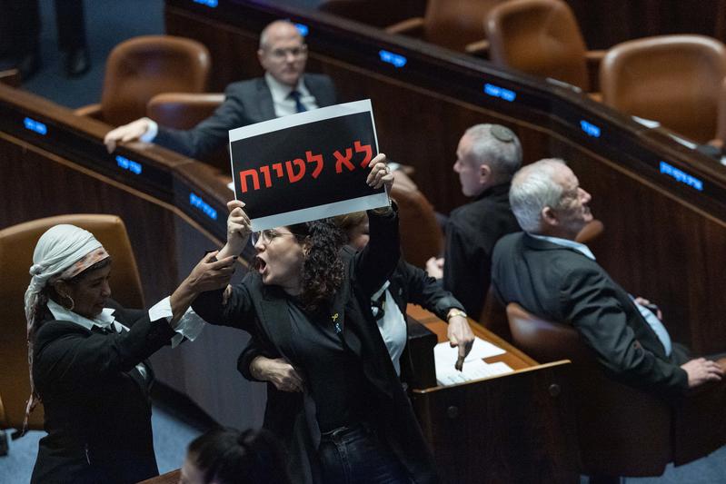 ח"כ נעמה לזימי בדיון על ועדת חקירה פוליטית במליאת הכנסת (צילום: יונתן זינדל/פלאש90) ח"כ נעמה לזימי בדיון על ועדת חקירה פוליטית במליאת הכנסת (צילום: יונתן זינדל/פלאש90)