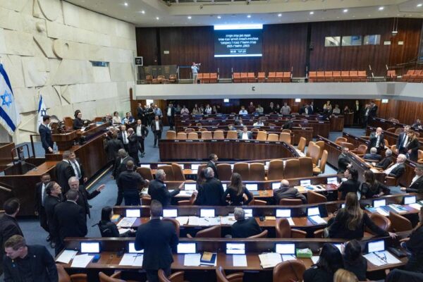 מליאת הכנסת בדיון על ועדת חקירה פוליטית (צילום: יונתן זינדל/פלאש90)