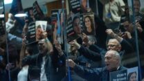 הורי 'מועצת אוקטובר' מוחים בכנסת נגד ההצעה לוועדת חקירה פוליטית (צילום: יונתן זינדל/פלאש90)