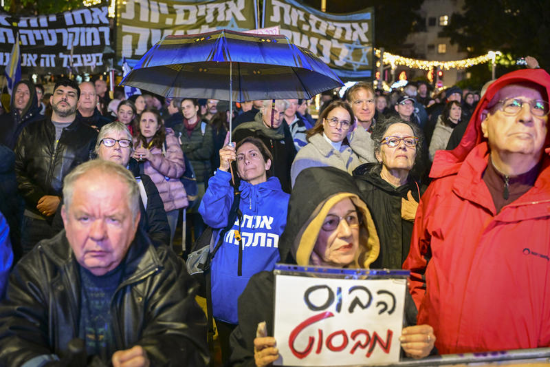 מפגינים נגד ראש הממשלה בנימין נתניהו וממשלתו בכיכר הבימה בתל אביב (צילום: אבשלום ששוני / פלאש 90) מפגינים נגד ראש הממשלה בנימין נתניהו וממשלתו בכיכר הבימה בתל אביב (צילום: אבשלום ששוני / פלאש 90)