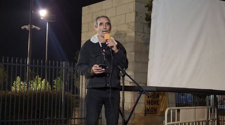 אבי דבוש בעצרת קהילת ניר עוז בכרמי גת (צילום: זוהר שחם)