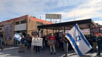רפתנים מפגינים בדימונה בזמן ישיבת ממשלה (צילום: התאחדות יצרני החלב)