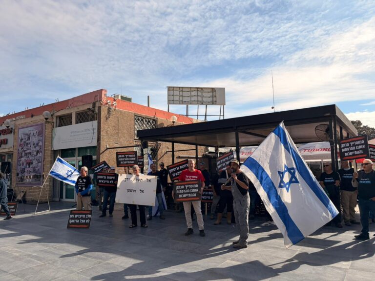 רפתנים מפגינים בדימונה בזמן ישיבת ממשלה. יצור החלב בישראל הוא מהיעילים בעולם (צילום: התאחדות יצרני החלב)