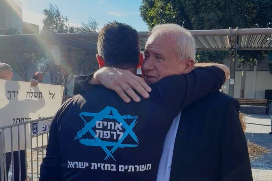 שר החקלאות אבי דיכטר מגיע לתמוך ברפתנים המפגינים (צילום: התאחדות יצרני החלב)