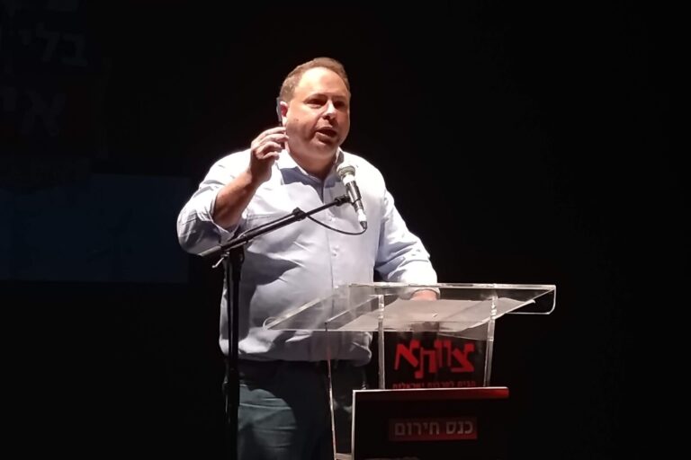יו"ר איגוד העיתונאים והעיתונאיות, חיים הר-זהב, מניף עט בכנס חירום נגד רפורמות בתקשורת (צילום: אסף צבי)