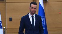 ח"כ אריאל קלנר במסיבת העיתונאים על החוק להקמת ועדת חקירה ממלכתית-לאומית (צילום: אור גואטה)