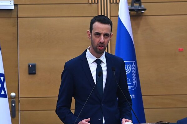 ח"כ אריאל קלנר במסיבת העיתונאים על החוק להקמת ועדת חקירה ממלכתית-לאומית (צילום: אור גואטה)