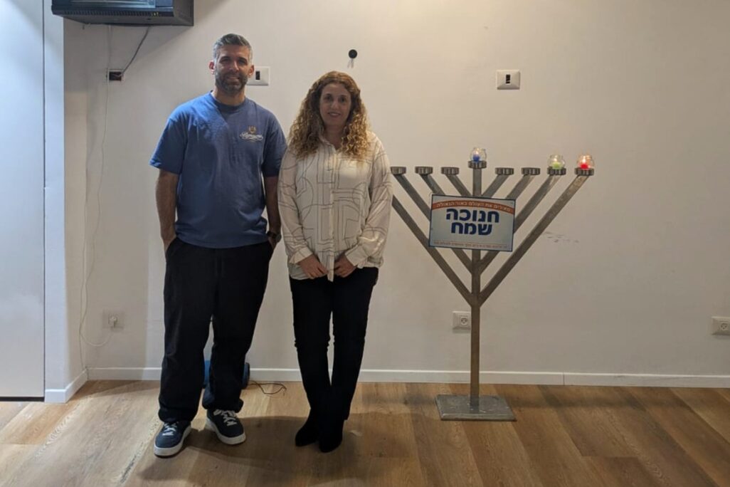 ליאת מדמוני ושי מויאל מוועד הבית של שדרות ההדרכה 9 ראשון לציון (צילום: מיכל מרנץ)