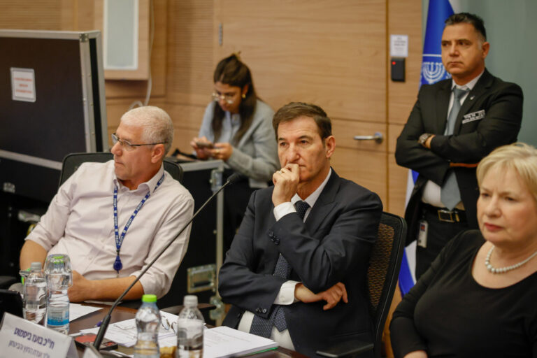 יו"ר ועדת החוץ והביטחון בועז ביסמוט (במרכז) בדיונים על חוק הגיוס. "חמישה לוחמים נהרגו בקרב" (צילום: דוברות הכנסת/ נועם מושקוביץ)
