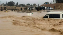 כוחות הכבאות וההצלה מחלצים רכב בשיטפונות בכביש 80 (צילום: כבאות והצלה דרום)
