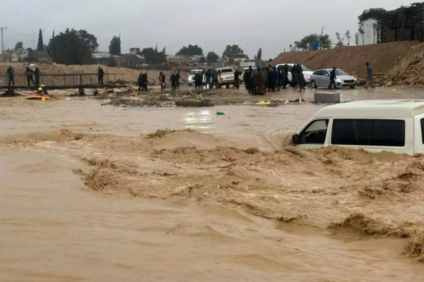 כוחות הכבאות וההצלה מחלצים רכב בשיטפונות בכביש 80 (צילום: כבאות והצלה דרום)