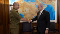 ראש הממשלה בנימין נתניהו עם מזכירו הצבאי לשעבר וראש המוסד החדש, רומן גופמן (צילום: לשכת ראש הממשלה)