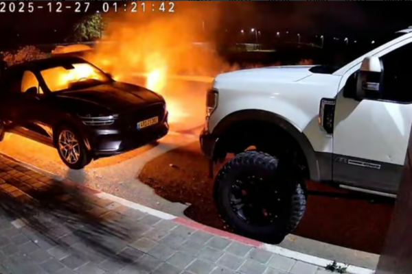 רכב שהוצת על ידי רעולי פנים בגבעות בר (צילום מסך: רשתות לפי סעיף 27א')