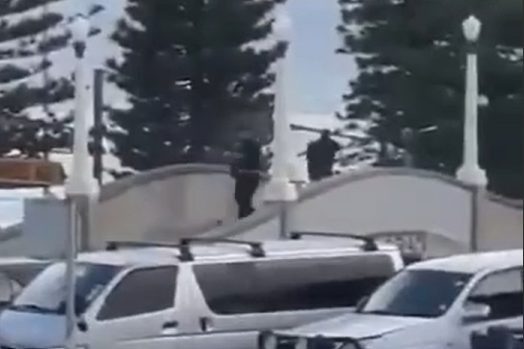 תיעוד של היורים בחוף בונדי שבסידני, אוסטרליה (צילום מסך מסרטון: רשתות חברתיות לפי סעיף 27א')