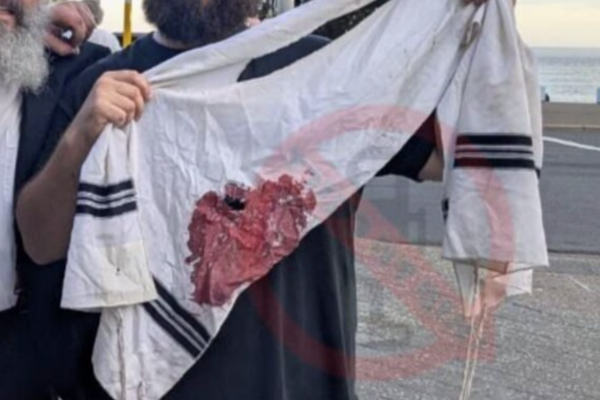 טלית מוכתמת בדם ממתקפת הטרור על יהודים בחוף בונדי בסידני, אוסטרליה (לפ סעיף 27א')