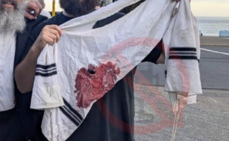 טלית מוכתמת בדם ממתקפת הטרור על יהודים בחוף בונדי בסידני, אוסטרליה (לפ סעיף 27א')