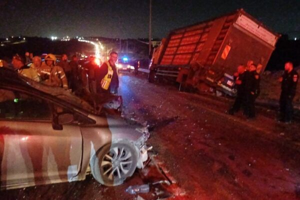תאונת דרכים בין משאית לרכב פרטי בכביש 60 בין עפרה לגבעת אסף (צילום: מד"א)