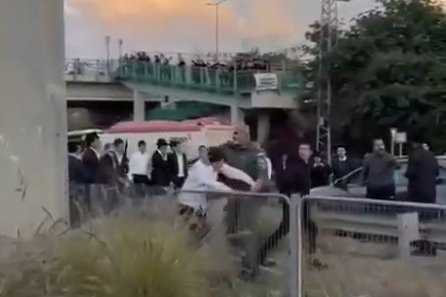 שוטר מג"ב מכה וחונק ילד חרדי בהפגנה של חרדים בצומת גהה (צילום: שימוש לפי סעיף 27א' לחוק זכויות היוצרים) שוטר מג"ב מכה וחונק ילד חרדי בהפגנה של חרדים בצומת גהה (צילום: שימוש לפי סעיף 27א' לחוק זכויות היוצרים)