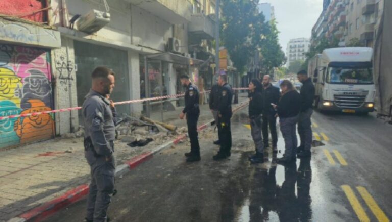 שוטרים עומדים ליד מרפסת שקרסה ברחוב הרצל בתל אביב, בשל מזג אוויר סוער (צילום: משטרת ישראל):