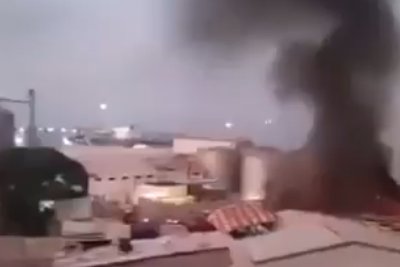 תוצאות מתקפה אווירית של כוחות הקואליציה בהובלת סעודיה על משלוח נשק בנמל אל-מוכלא בתימן (צילום מסך)