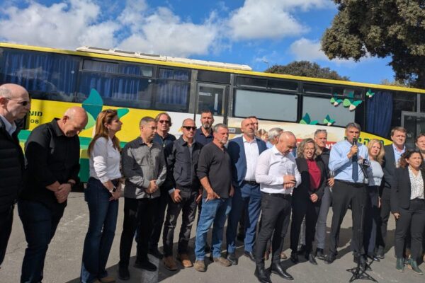 ראש מרכז השלטון האזורי שי חג"ג נואם בהפגנת ראשי מועצות אזוריות (צילום: מיכל מרנץ)