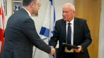 שר החקלאות וביטחון המזון, אבי דיכטר (מימין) ומקבילו הגיאורגי, מר דוד סונגולשווילי. השניים חתמו על הצהרת כוונות לשיתוף פעולה חקלאי בין המדינות (צילום: משרד החקלאות)