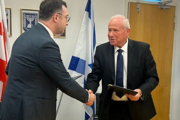 שר החקלאות וביטחון המזון, אבי דיכטר (מימין) ומקבילו הגיאורגי, מר דוד סונגולשווילי. השניים חתמו על הצהרת כוונות לשיתוף פעולה חקלאי בין המדינות (צילום: משרד החקלאות)