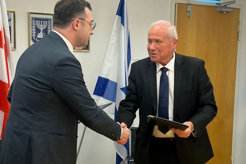 שר החקלאות וביטחון המזון, אבי דיכטר (מימין) ומקבילו הגיאורגי, מר דוד סונגולשווילי. השניים חתמו על הצהרת כוונות לשיתוף פעולה חקלאי בין המדינות (צילום: משרד החקלאות) שר החקלאות וביטחון המזון, אבי דיכטר (מימין) ומקבילו הגיאורגי, מר דוד סונגולשווילי. השניים חתמו על הצהרת כוונות לשיתוף פעולה חקלאי בין המדינות (צילום: משרד החקלאות)