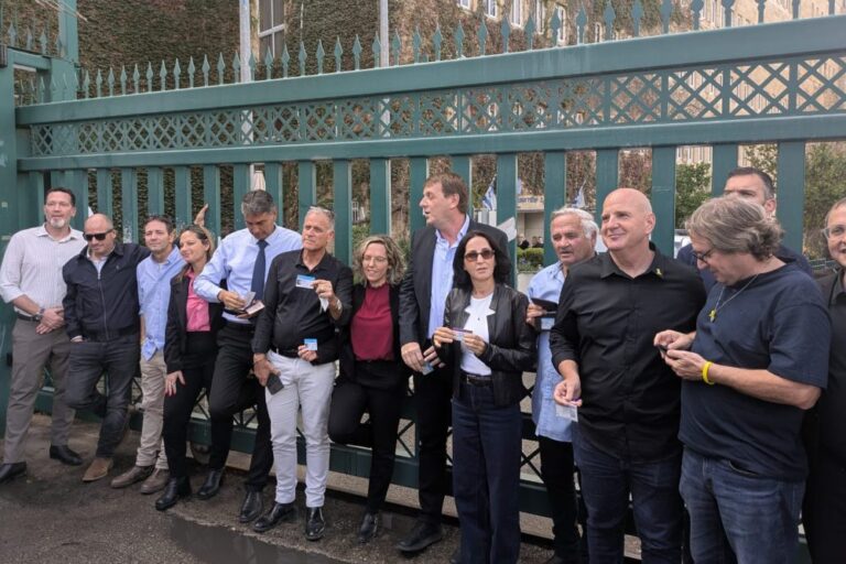 ראשי מועצות אזוריות סמוך למשרד האוצר, בדרישה להעלות את התקציב להסעות תלמידים (צילום: מיכל מרנץ)