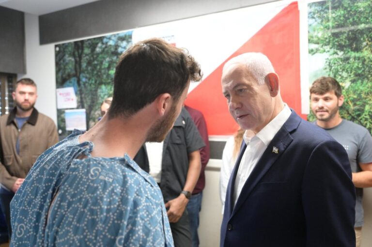ראש הממשלה בנימין נתניהו פוגש חיילים פצועים מההתקלות בסוריה. "אני פה עם פצועי צה"ל הגיבורים" (צילום: עמוס בן גרשום/ לע״מ)