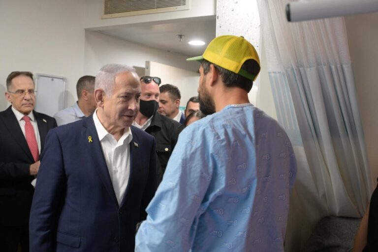 ראש הממשלה בנימין נתניהו פוגש חיילים פצועים מההתקלות בסוריה. "אחרי 7 באוקטובר, אנחנו נחושים להגן על היישובים שלנו בגבולותינו" (צילום: עמוס בן גרשום/ לע״מ)