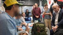 ראש הממשלה בנימין נתניהו פוגש חיילים פצועים מההתקלות בסוריה (צילום: עמוס בן גרשום/ לע״מ)