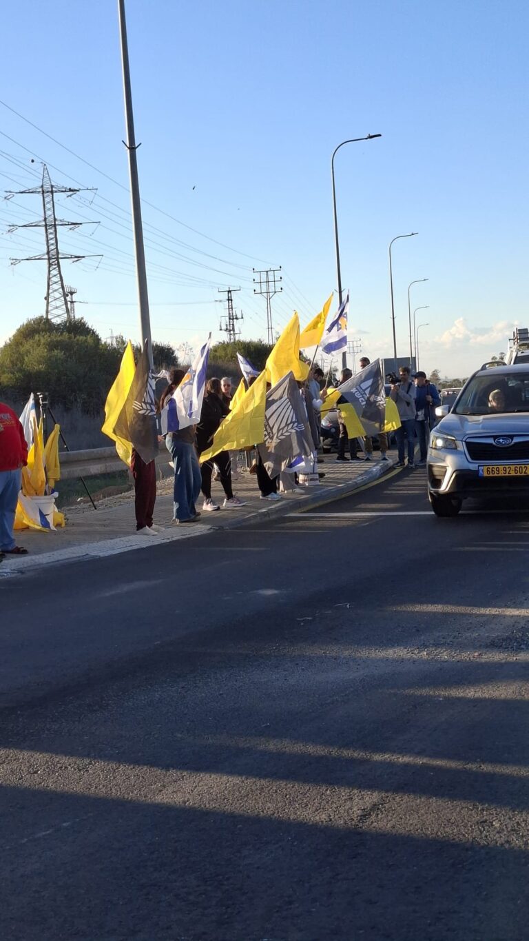 ממתינים לשיירה שנושאת ממצאים (צילום: מטה החטופים שער הנגב)