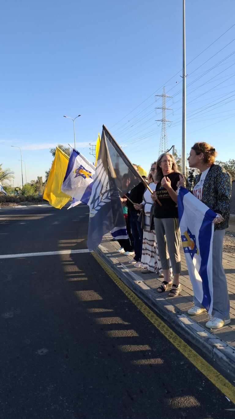ממתינים לשיירה שנושאת ממצאים מעזה (צילום: מטה החטופים בשער הנגב)