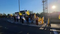 ממתינים לשיירה שנושאת ממצאים (צילום: מטה החטופים שער הנגב)