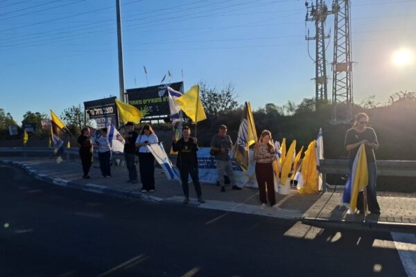 ממתינים לשיירה שנושאת ממצאים (צילום: מטה החטופים שער הנגב)