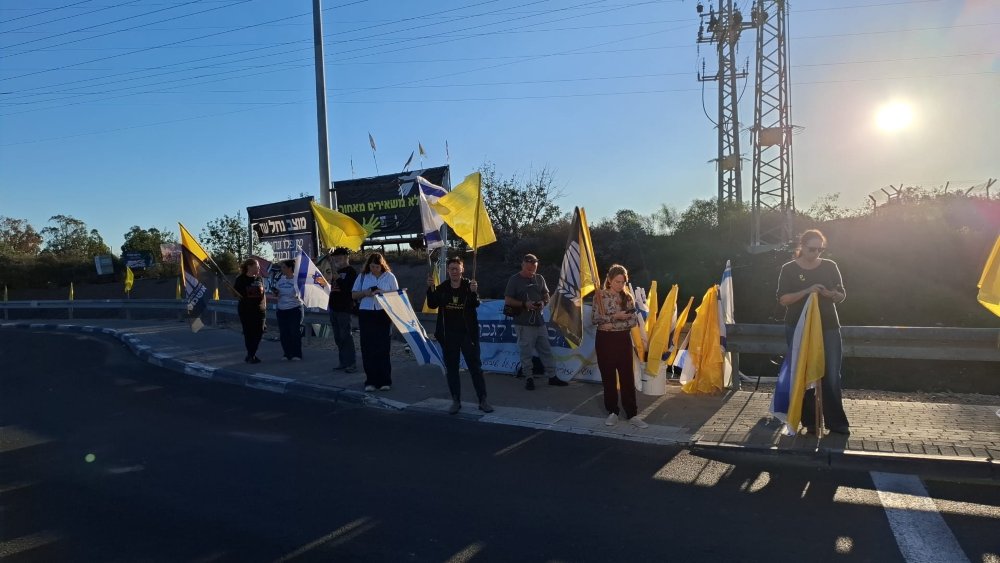 ממתינים לשיירה שנושאת ממצאים (צילום: מטה החטופים שער הנגב)