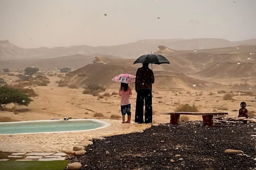 גשם ביישוב צוקים בערבה התיכונה (צילום: אביעד בר, בר במדבר) גשם ביישוב צוקים בערבה התיכונה (צילום: אביעד בר, בר במדבר)