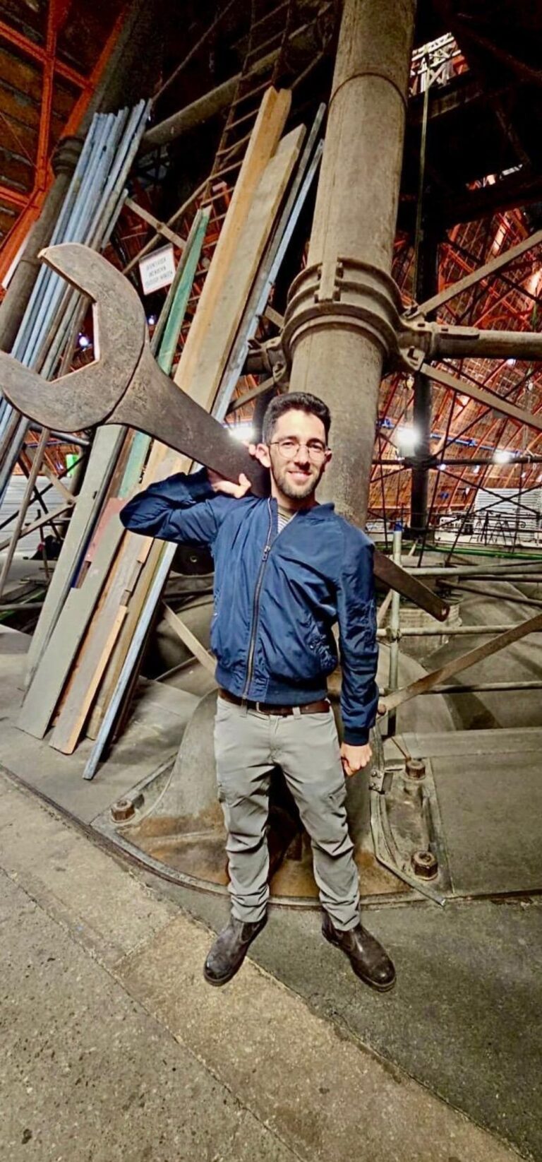 פז בן יוסף בן ניסן בסדנה בקלן. "ישבנו במסעדה בגרמניה לארוחת צוהריים, ודיברנו על איך חיברו את הפלטה של השולחן וממה היא עשויה" (צילום: אלבום פרטי)