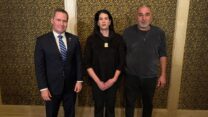 איציק (מימין) וטליק גואילי, הוריו של השוטר החטוף רן גואילי, בפגישה עם שגריר ארה,ב באו"ם, מייק וולץ (צילום: מטה משפחות החטופים)