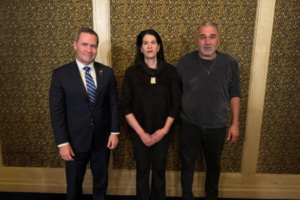 איציק (מימין) וטליק גואילי, הוריו של השוטר החטוף רן גואילי, בפגישה עם שגריר ארה,ב באו"ם, מייק וולץ (צילום: מטה משפחות החטופים)