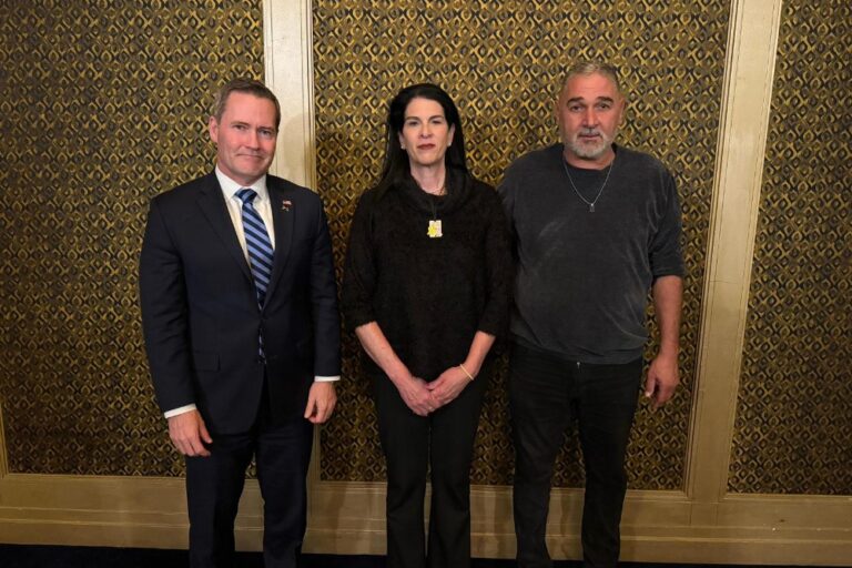 איציק (מימין) וטליק גואילי, הוריו של השוטר החטוף רן גואילי, בפגישה עם שגריר ארה,ב באו"ם, מייק וולץ (צילום: מטה משפחות החטופים)