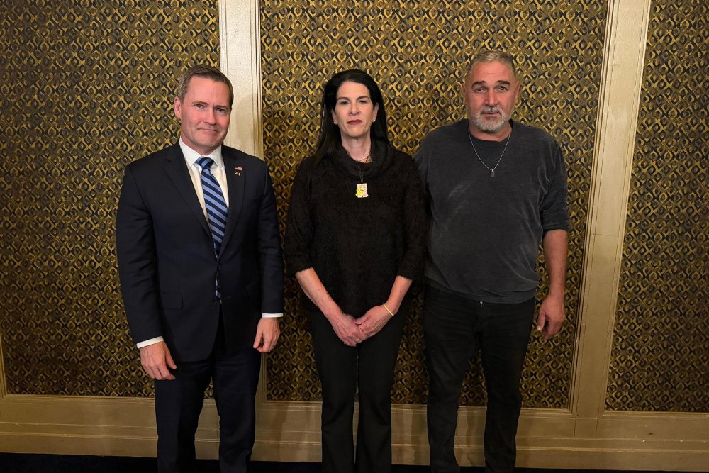 איציק (מימין) וטליק גואילי, הוריו של השוטר החטוף רן גואילי, בפגישה עם שגריר ארה,ב באו"ם, מייק וולץ (צילום: מטה משפחות החטופים) איציק (מימין) וטליק גואילי, הוריו של השוטר החטוף רן גואילי, בפגישה עם שגריר ארה,ב באו"ם, מייק וולץ (צילום: מטה משפחות החטופים)