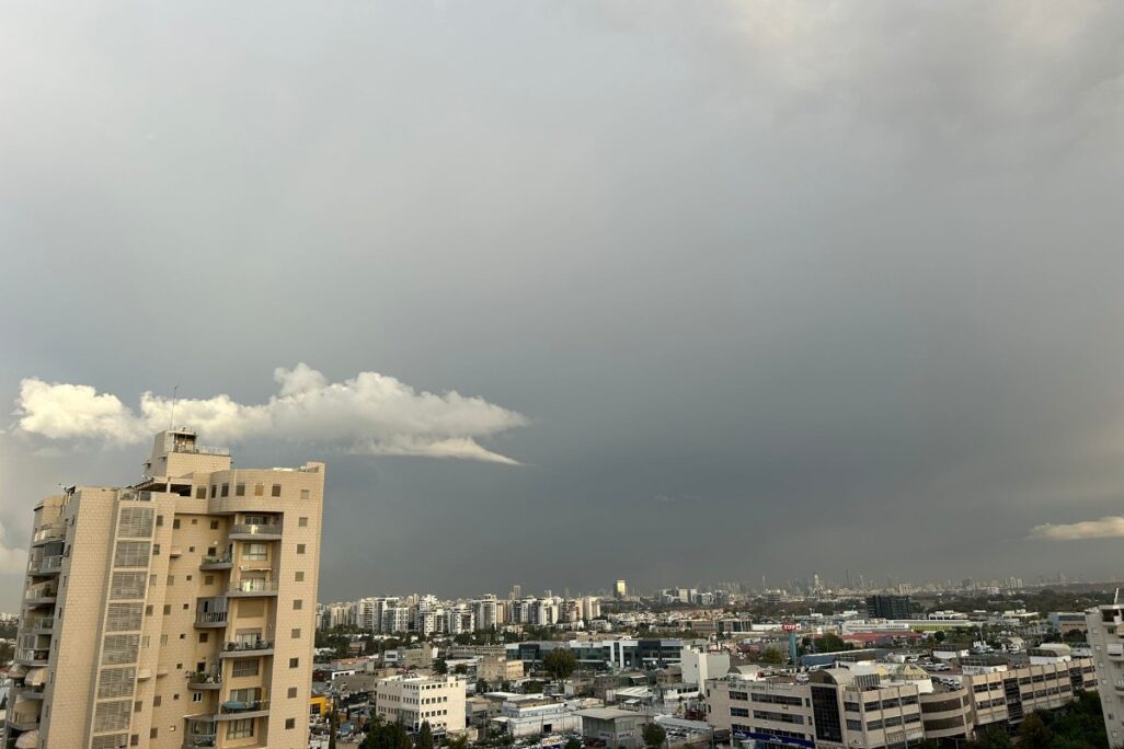 שמיים מעוננים לקראת גשם בראשון לציון (צילום: דבר) שמיים מעוננים לקראת גשם בראשון לציון (צילום: דבר)