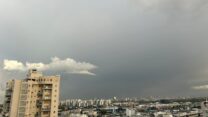 שמיים מעוננים לקראת גשם בראשון לציון (צילום: דבר)