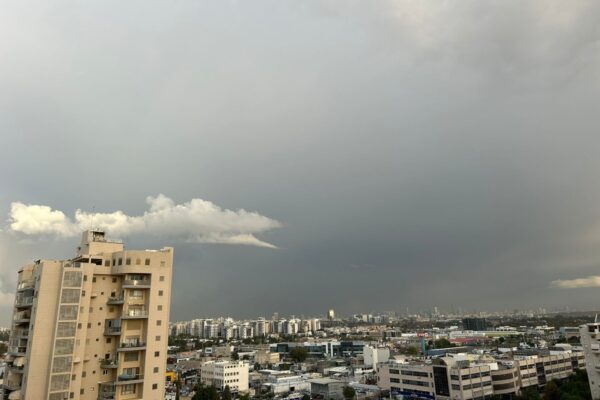 שמיים מעוננים לקראת גשם בראשון לציון (צילום: דבר)
