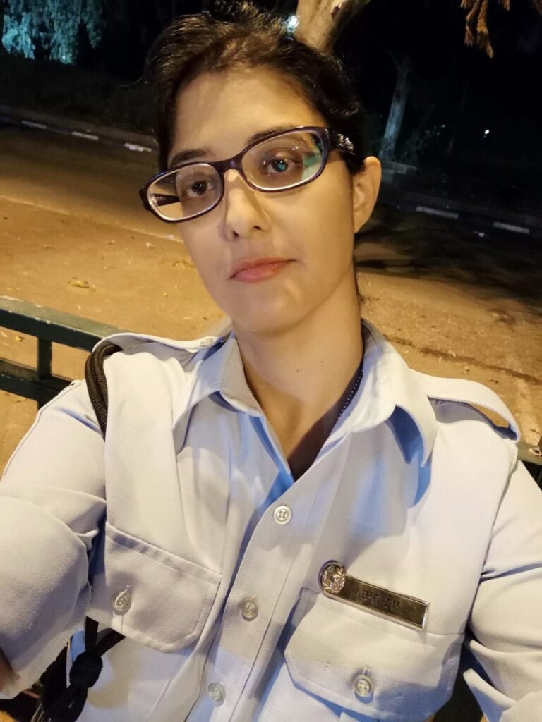 עליס אפרים בתפקיד ניצבת. "אני צריכה לראות את זה מול העיניים על דף כדי שזה באמת ייכנס" (צילום: עליס אפרים)