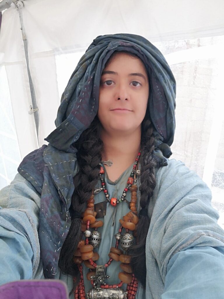 עליס אפרים בתפקיד ניצבת. לא צריכה להתמודד במקביל עם שינון טקסטים (צילום: עליס אפרים)